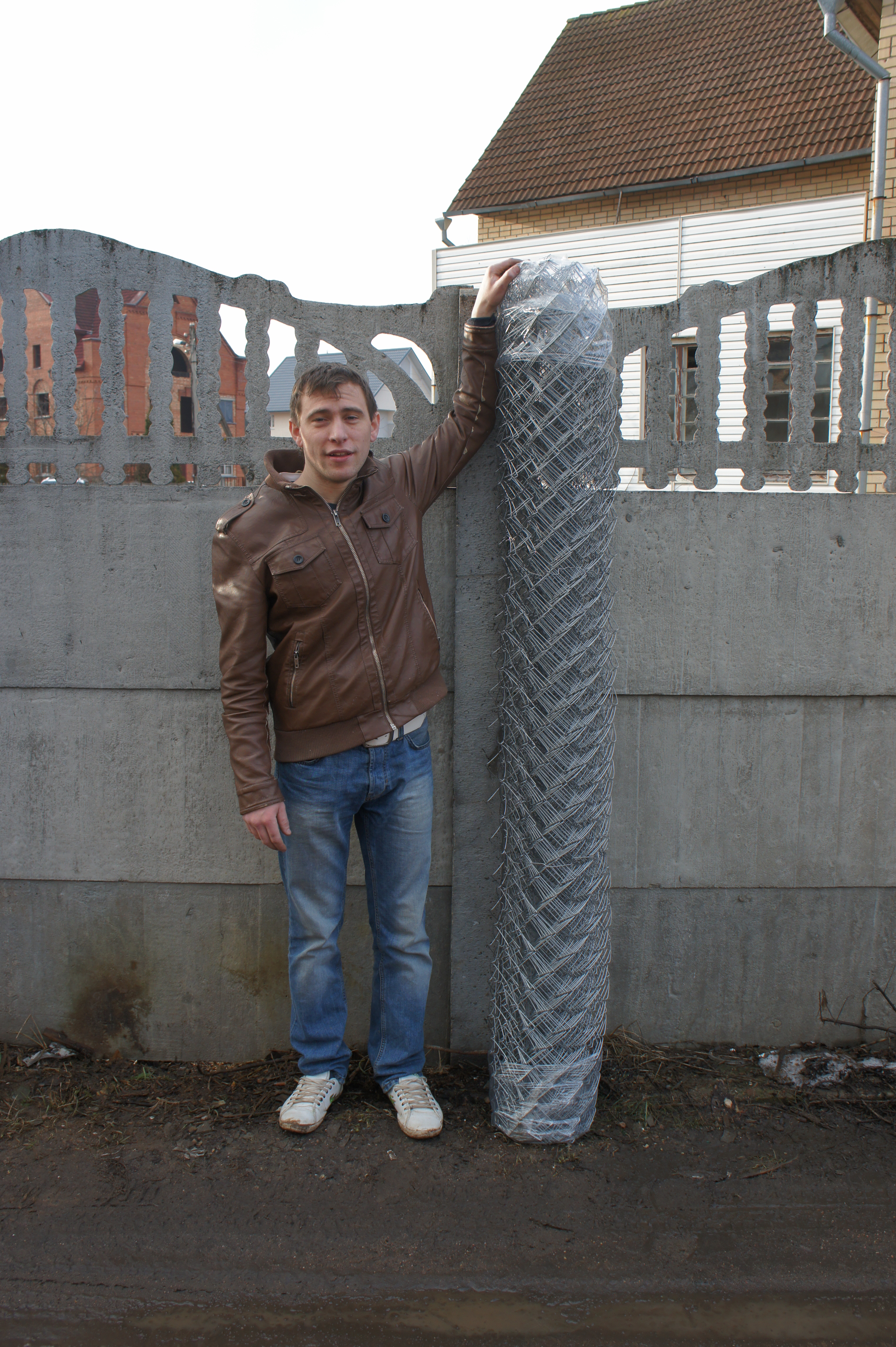 Вид сетки рабица высотой 2,0 м с человеком