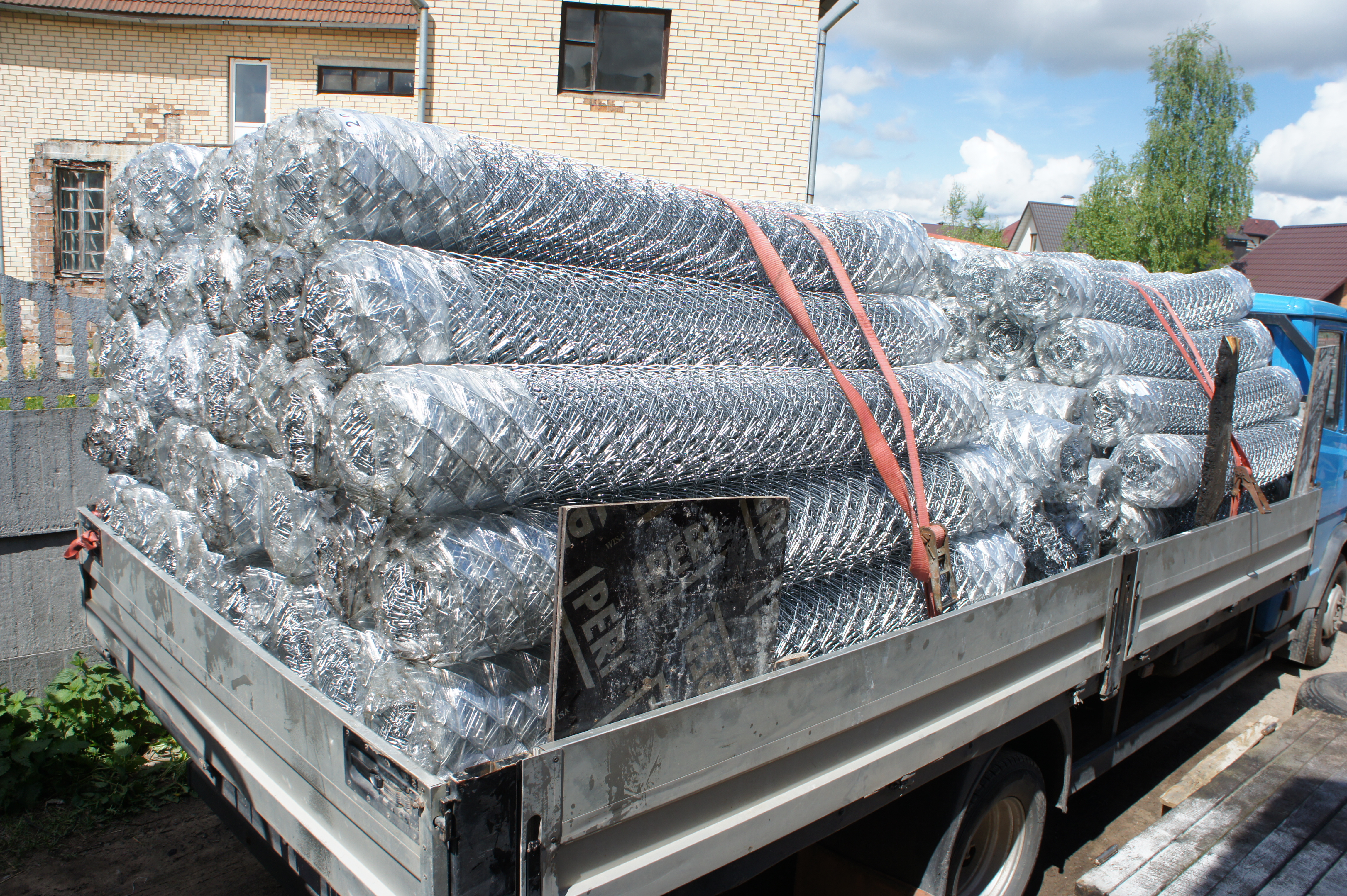 Доставка сетки рабицы высотой 2,0 метра